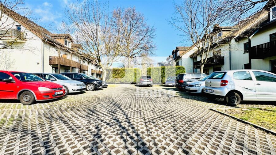 Kompaktes Apartment BJ 1991 im Souterrain in ruhiger Wohnanlage - Parkflächen vor dem Gebäude